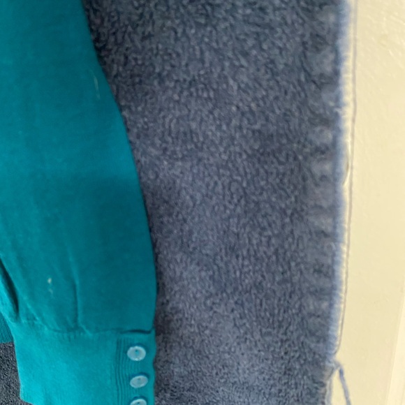 Gap, turquoise v-neck sweater. Comfortable knitted sweater 3 buttons on cuff. - Picture 2 of 4